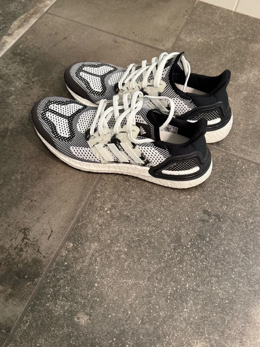 adidas Men's Black and White Knit Running Sneakers ultraboost